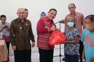 Samuel Dampingi Ria Norsan Salurkan Bansos Bahan Pangan