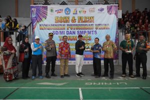 Wahyudi Tutup KOSN dan FLS2N SD dan SMP Putussibau Utara