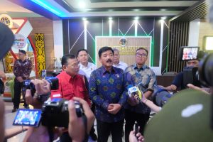 Cornelis dampingi Menteri ATR/BPN RI Serahkan Sertipikat Tanah