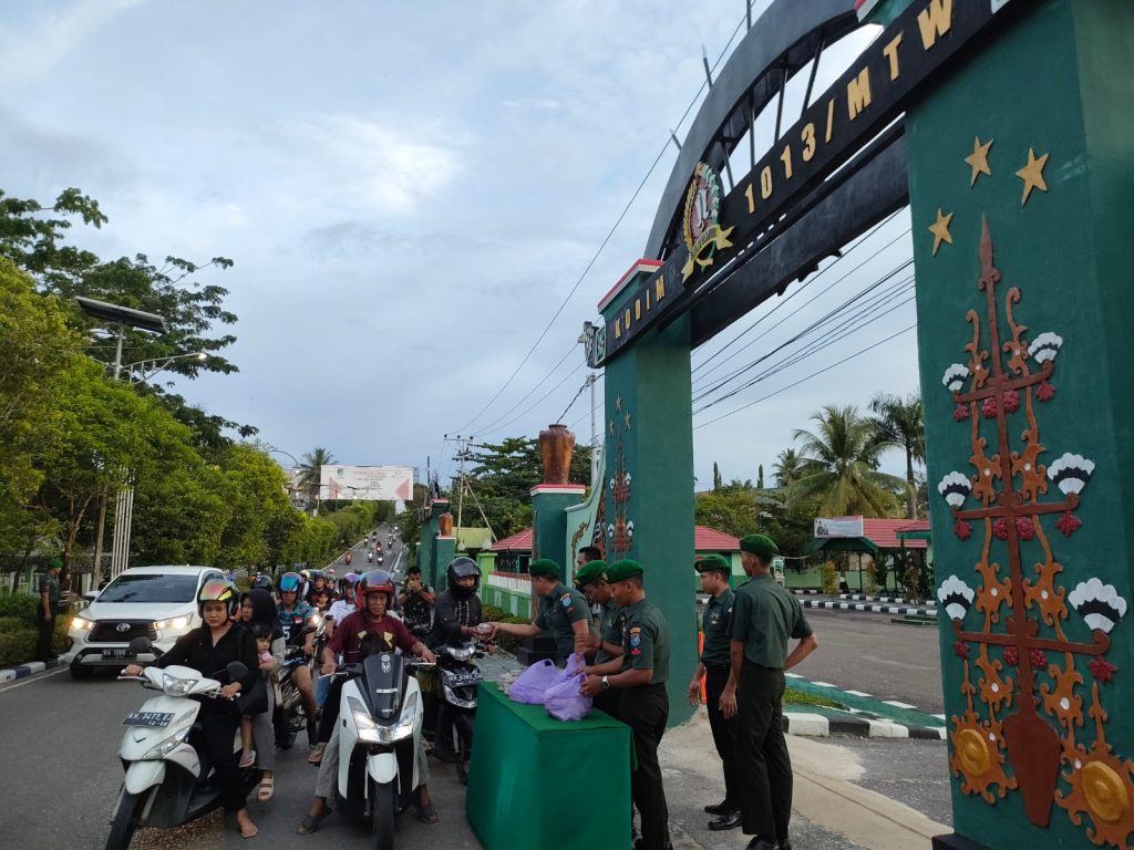 Jelang Buka Puasa, Kodim 1013/Mtw Berbagi Takjil 