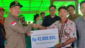 Samuel Serahkan Santunan Jaminan Kematian untuk Petani