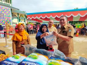 Vinsensius Buka Pasar Murah Sembako Ramadan