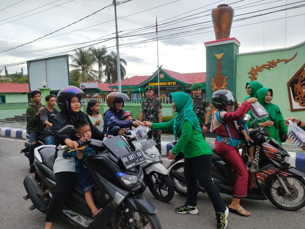 Tebar Keberkahan, Persit Dim 1013/Mtw Bagi Takjil 