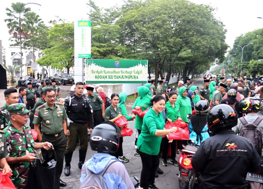 Pangdam XII/Tpr Bagikan 1000 Nasi Kotak Jelang Berbuka Puasa