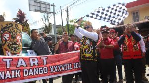 Samuel Lepas Kontingen Pawai Budaya Naik Dango ke 38