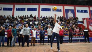 Sis Buka Turnamen Voli HUT Kota Putussibau ke 128