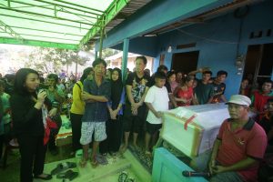 Karolin Serahkan Jenazah Dapit Kepada Pihak Keluarga