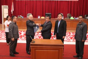 Samuel Hadiri Rapat Paripurna ke 15 dan 16 DPRD Landak