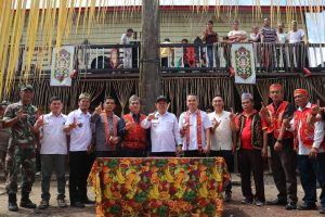 Samuel Resmikan Gedung Balai Adat Dusun Tauk