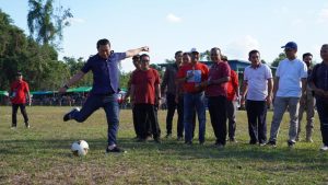 Bupati Kapuas Hulu Resmikan Lapangan Bola Uncak Peninduk