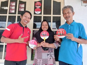 Laksanakan Instruksi Partai, Dekki Bacaleg PDIP Sapa Warga dan Bagikan Stiker Ganjar
