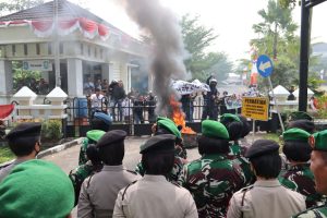 PHH Kodam XII/Tpr Hadang Puluhan Masa di Depan Kantor Bupati KKR