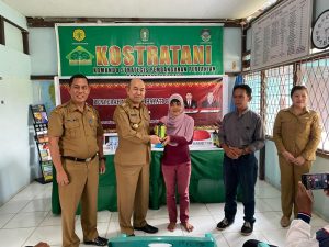 Pemkab Landak Serahkan Pupuk Hayati Cair Untuk Petani