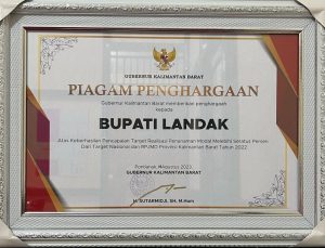 Realisasi Penanaman Modal Melebihi 100 Persen, Pemkab Landak Terima Penghargaan