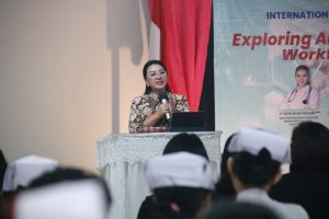 Internasional Seminar On Health Science, Karolin Ingatkan Tantangan Digitalisasi Bagi Tenaga Kesehatan