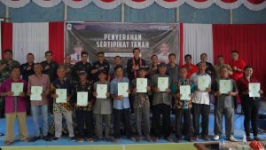 622 Warga Nanga Danau Terima Sertifikat PTSL