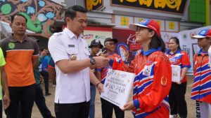 Bupati Kapuas Hulu Salurkan Bonus ke Atlet Porprov dan Popda