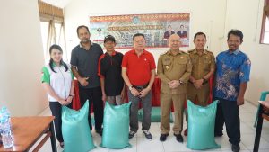 Pemkab Landak Serahkan Bantuan Benih Padi Kepada Poktan Sengah Temila