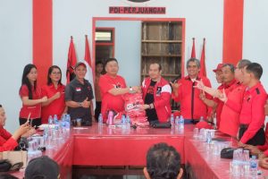 Sambangi DPC PDI P Bengkayang, Cornelis Serahkan Atribut Partai