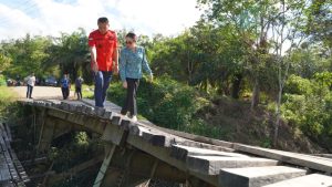 Hampir Roboh, Bupati Kapuas Hulu Tinjau Jembatan Sungai Irat