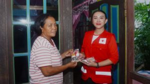Cegah DBD, Ketua PMI Landak Bagikan Abate ke Masyarakat Desa Sebatih