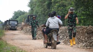 Dibantu Warga, TNI Terus Rampungkan Pembangunan Jalan Teluk Melano – Parawas
