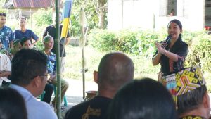Hadiri Pelantikan Timanggong Desa Angkaras, Karolin Jelaskan Perda Kelembagaan Adat