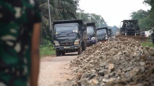 Pembangunan Jalan Teluk Melano menuju Perawas, Yonzipur 6/SD di Dukungan Masyarakat Setempat