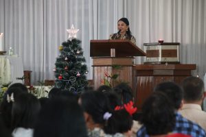 Rayakan Natal di Kampung Halaman, Karolin : Selamat Natal Bagi Kita Semua