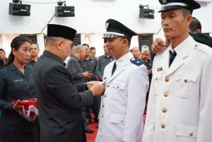 Samuel Lantik 6 Kades PAW di Wilayah Kabupaten Landak