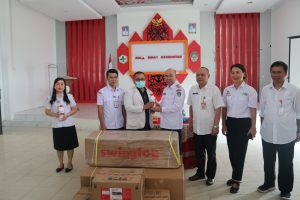 Samuel Serahkan Alat Fogging Bagi 16 Puskesmas di Landak