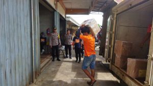 Personel Polsek Sintang Kota Kawal Pemindahan Logistik Pemilu 