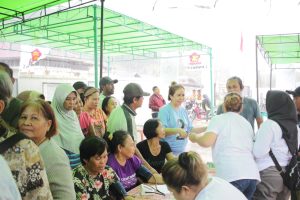 Temui Warga Sepang, Katherine Oendoen Adakan Pengobatan Gratis 