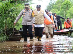 Kapolres Kubu Raya Lakukan Patroli di Pemukiman Terdampak Banjir Pasang