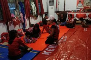 PMI Landak Turunkan Anggota Bantu Korban Banjir, Karolin : Kami Siap 24 Jam Untuk Membantu Warga