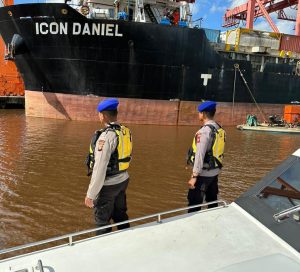 Patroli Perairan, Ditpolairud Pastikan Kapal Pembawa Logistik Pemilu Aman