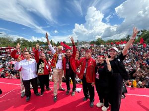 Ribuan Warga Kalbar Hadiri Kampanye Ganjar di Desa Lingga