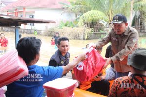 Samuel Serahkan Bantuan Untuk Korban Banjir di Ngabang
