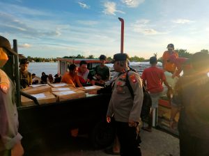 Polisi Kawal Pendistribusian Logistik Pemilu di Wilayah Perairan Kubu Raya 