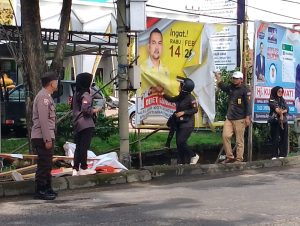 Masa Tenang Pemilu, Satgas OMB Kapuas Dampingi Petugas Turunkan APK