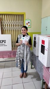 Gunakan Hak Suara di TPS 002, Karolin Ajak Masyarakat Jaga Situasi Tetap Kondusif