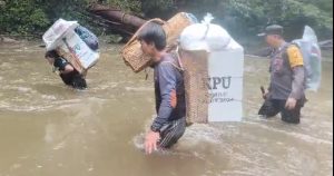 Susur Aliran Sungai Yang Deras, Polisi Amankan Surat Suara 