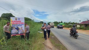 Tekan Angka Kecelakaan, Satlantas Kubu Raya Pasang Baliho di Jalan Trans Kalimantan 