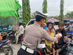 Polres Kubu Raya Berbagi 1000 Takjil di Simpang 4 Desa Kapur