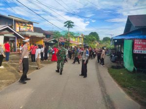 Anggota Polsek dan Koramil Manyuke Kawal Kegiatan Kebaktian Jalan Salib