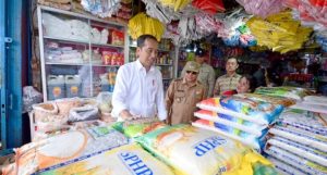 Jokowi Cek Harga Pangan di Pasar Sungai Ringin Sekadau