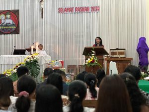 Karolin dan Keluarga Laksanakan Misa Malam Paskah di Ngabang