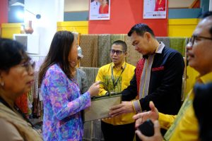 Sis dan Ketua Dekranasda Kapuas Hulu Kunjungi Stand Inacraft 2024 di Jakarta