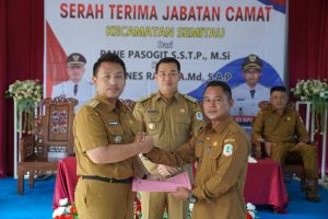 Bupati Kapuas Hulu Hadiri Sertijab Camat Semitau
