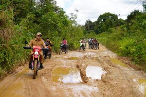 Bupati Kapuas Hulu Tinjau Ruas Jalan Simpang Kenerak sampai Menapar